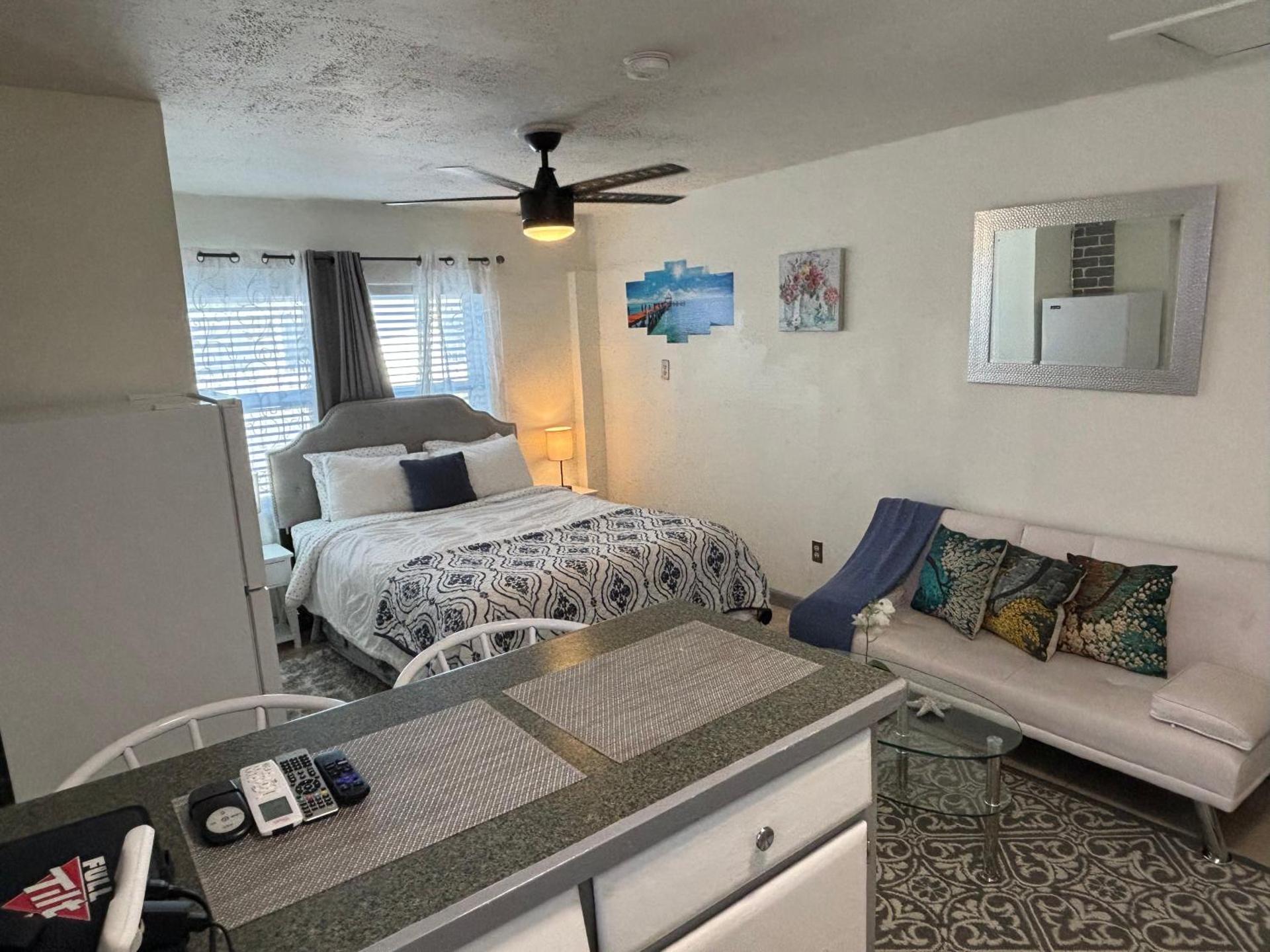 (B) Casa Azul. Minutes from the Beach & Mall