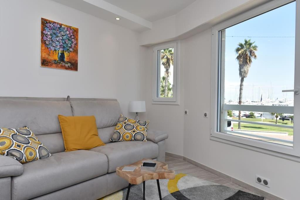 AU PORT - BRAND NEW flat w 1 bedroom, balcony, parking, AC