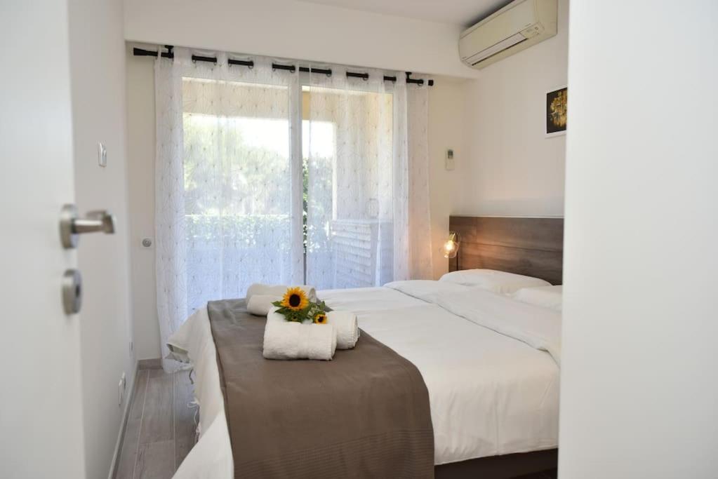 AU PORT - BRAND NEW flat w 1 bedroom, balcony, parking, AC