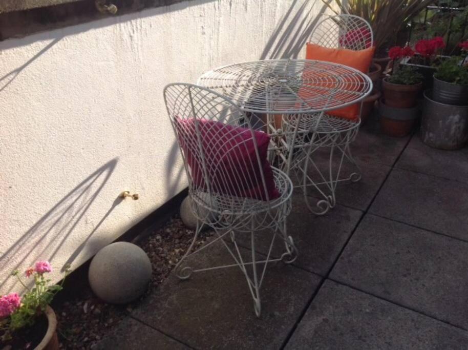 Zone 1! 2 bed duplex Apartment!