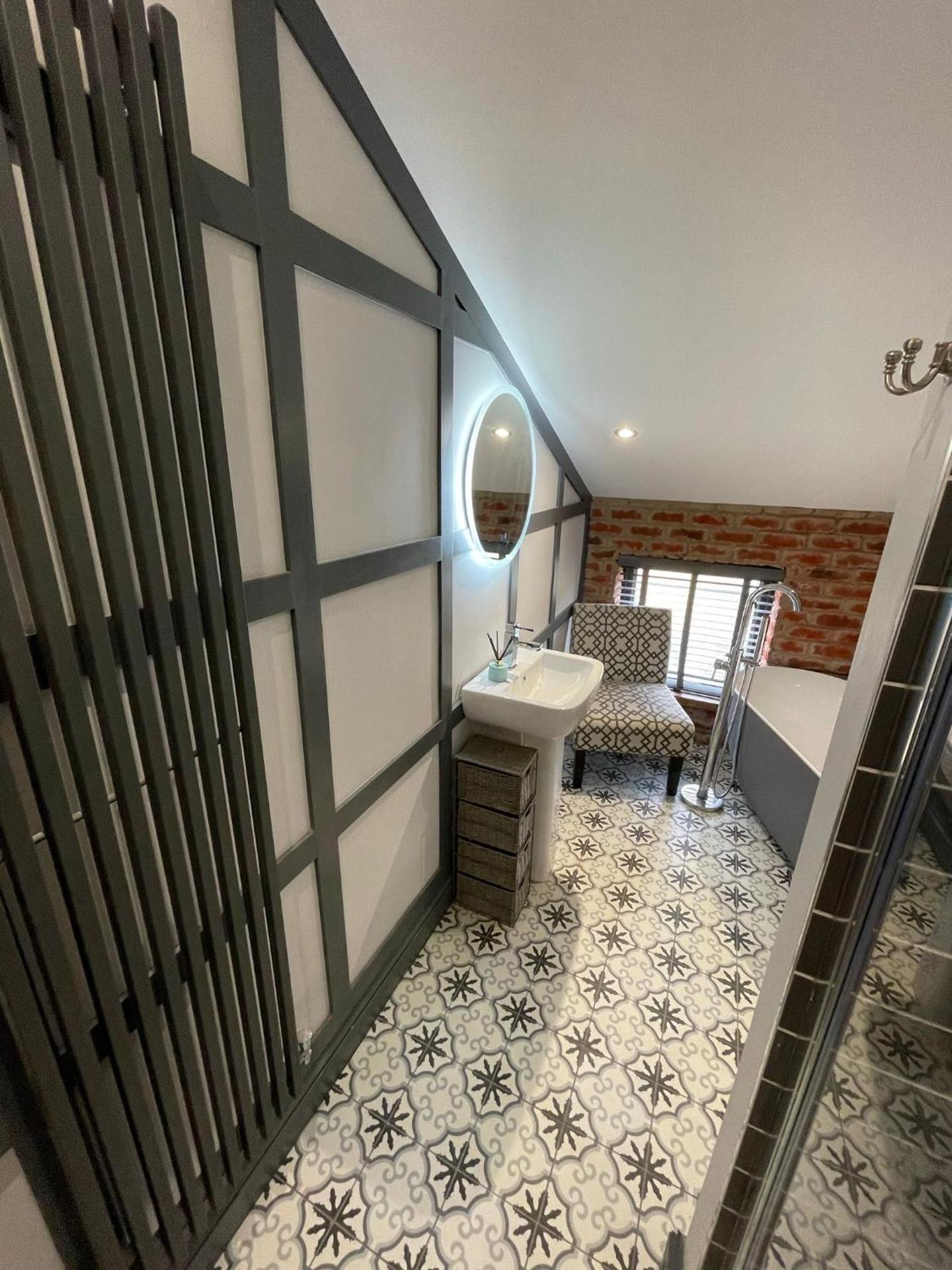 Town center cottage with Hot tub