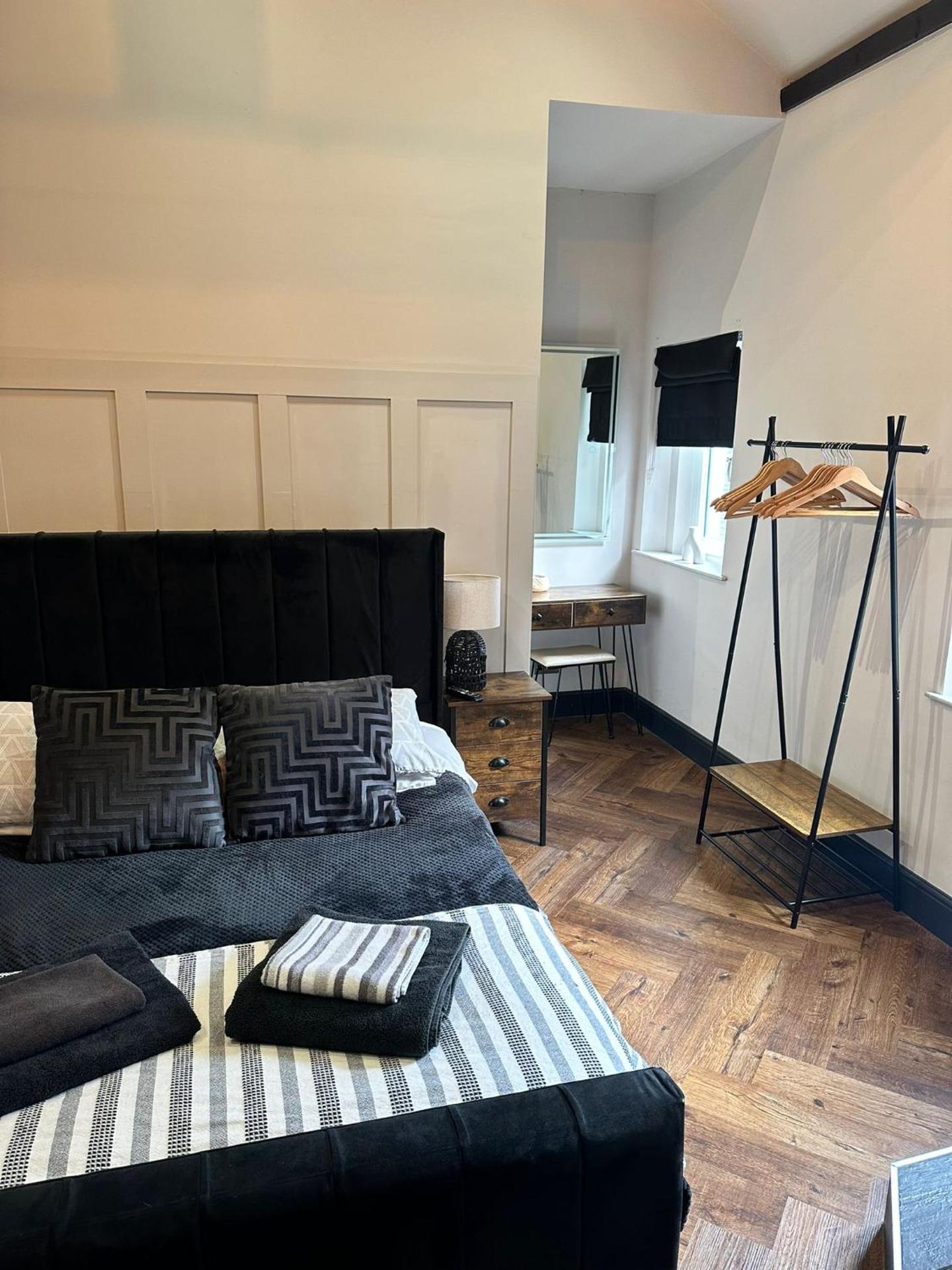 Stunning Town Center Cottage with hot tub