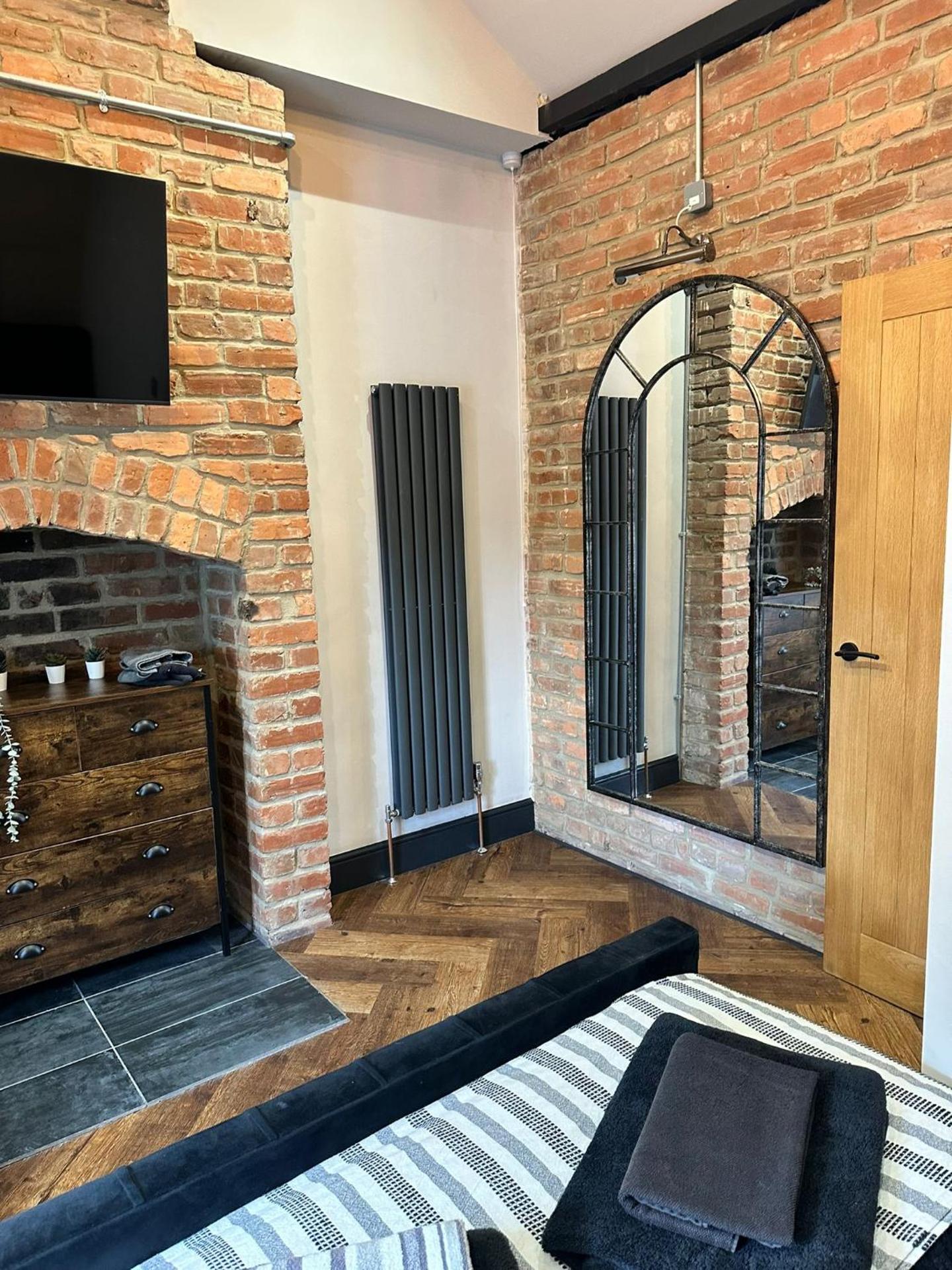 Stunning Town Center Cottage with hot tub