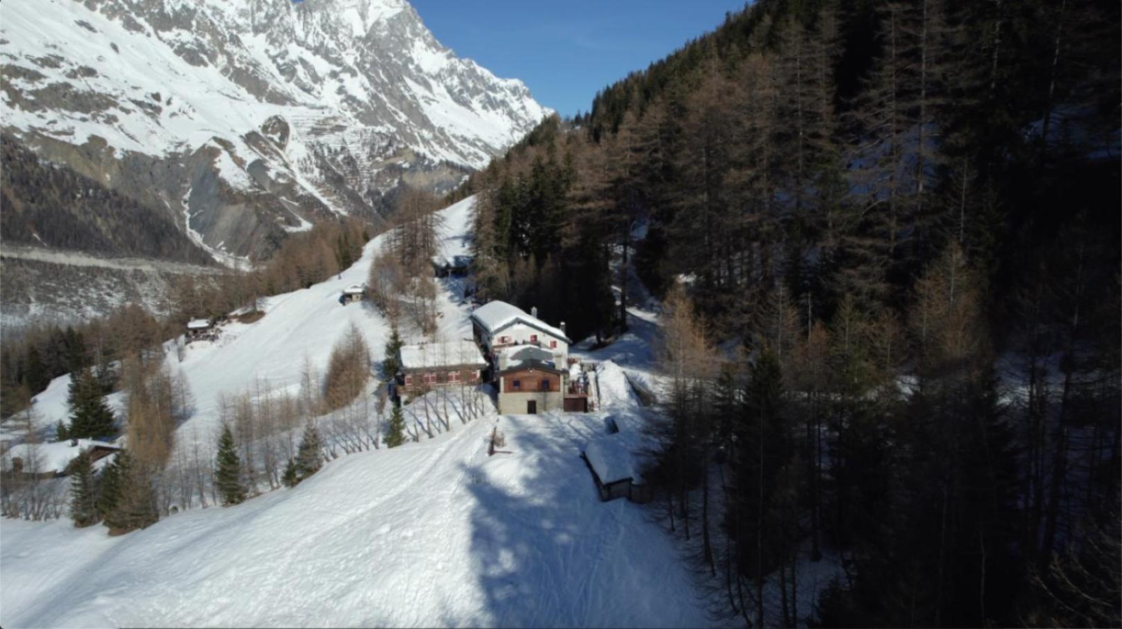 Chalet Chez Louis - Alpine Charm with Mont Blanc View & Ski Access