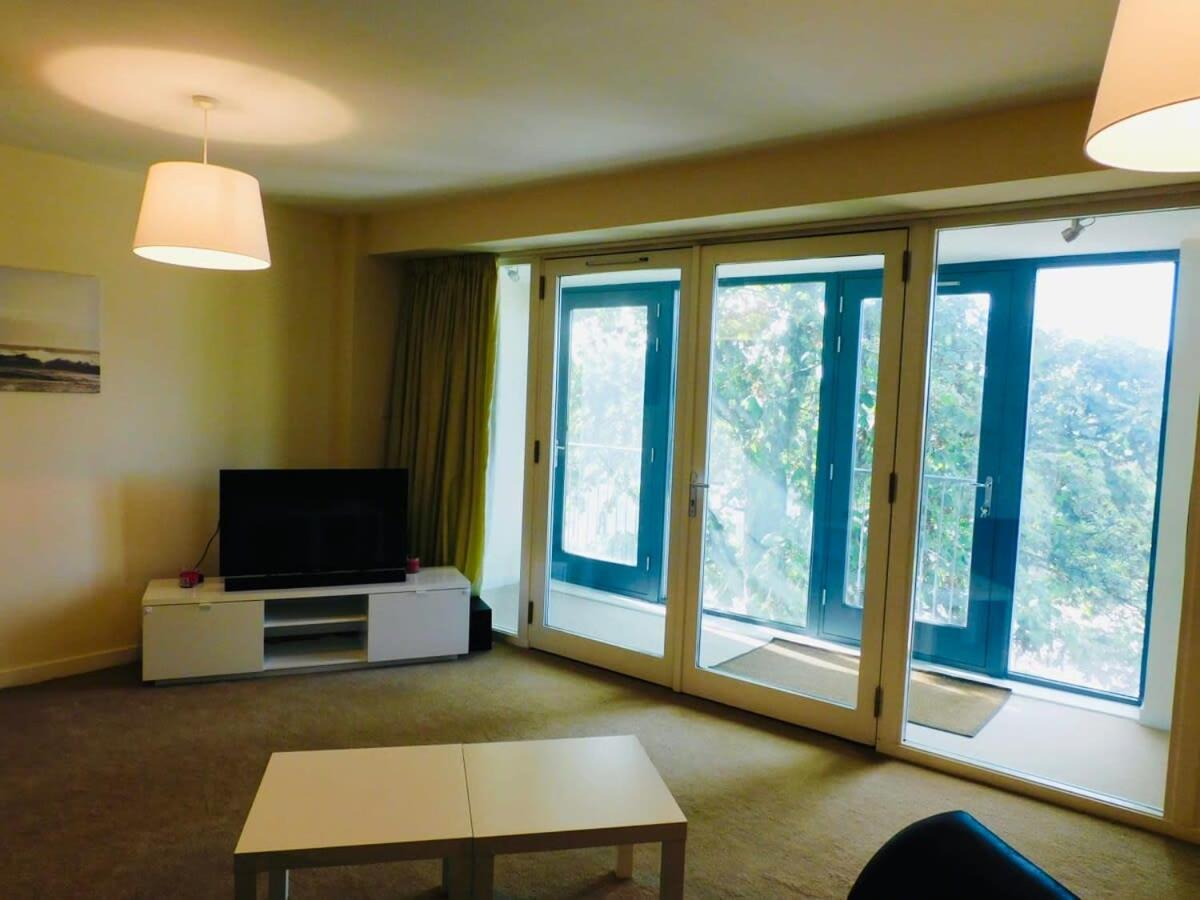 No 2 - Modern 2 Bed Apartment Close to Gla Airport & M8