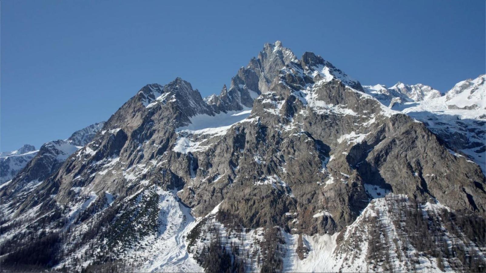 Chalet Chez Louis - Alpine Charm with Mont Blanc View & Ski Access