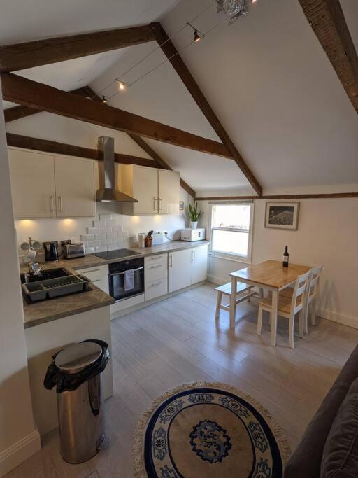 The Loft - Bright apartment centre St Ives sleep 4