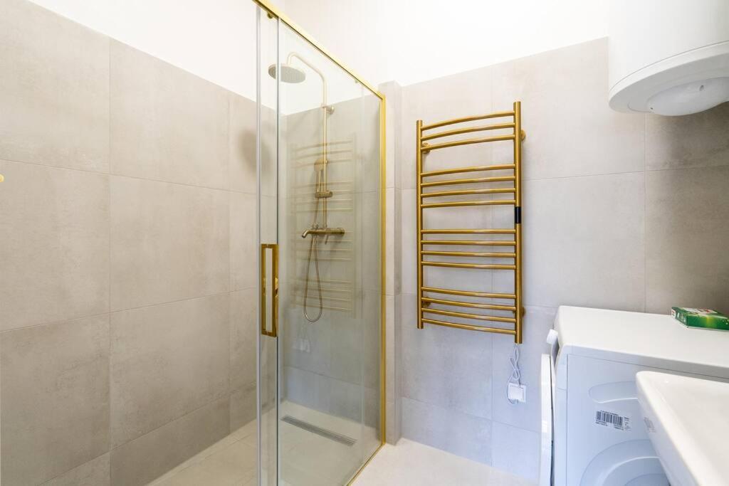 Vogue 2BR Suite, Near City Pulse by HM