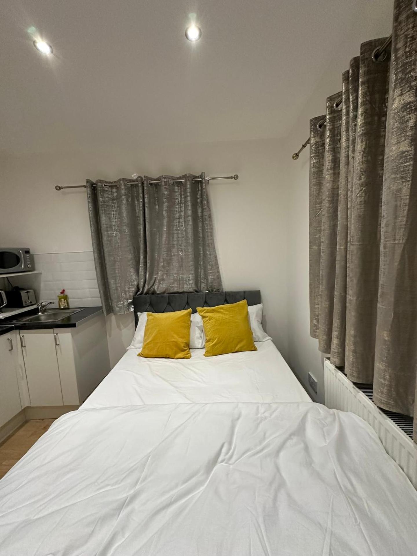 Luxury Private 2nd Studio Flat With Great Views in Keedonwood Road With Fully Own Bathroom Newly Added And Private Kitchenette