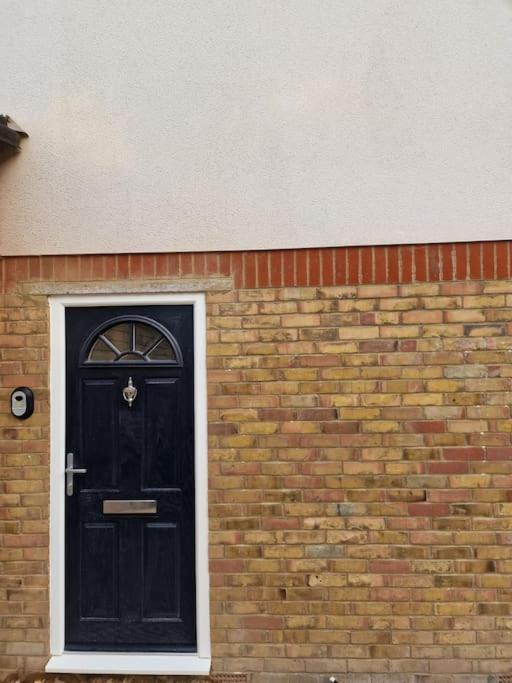 Two-Bedroom Cosy Country Lodge with Private Patio