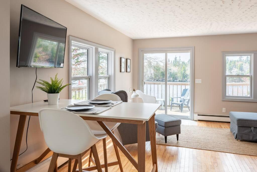 Private Lakefront Escape - Swim, Sip Wine & Stargaze