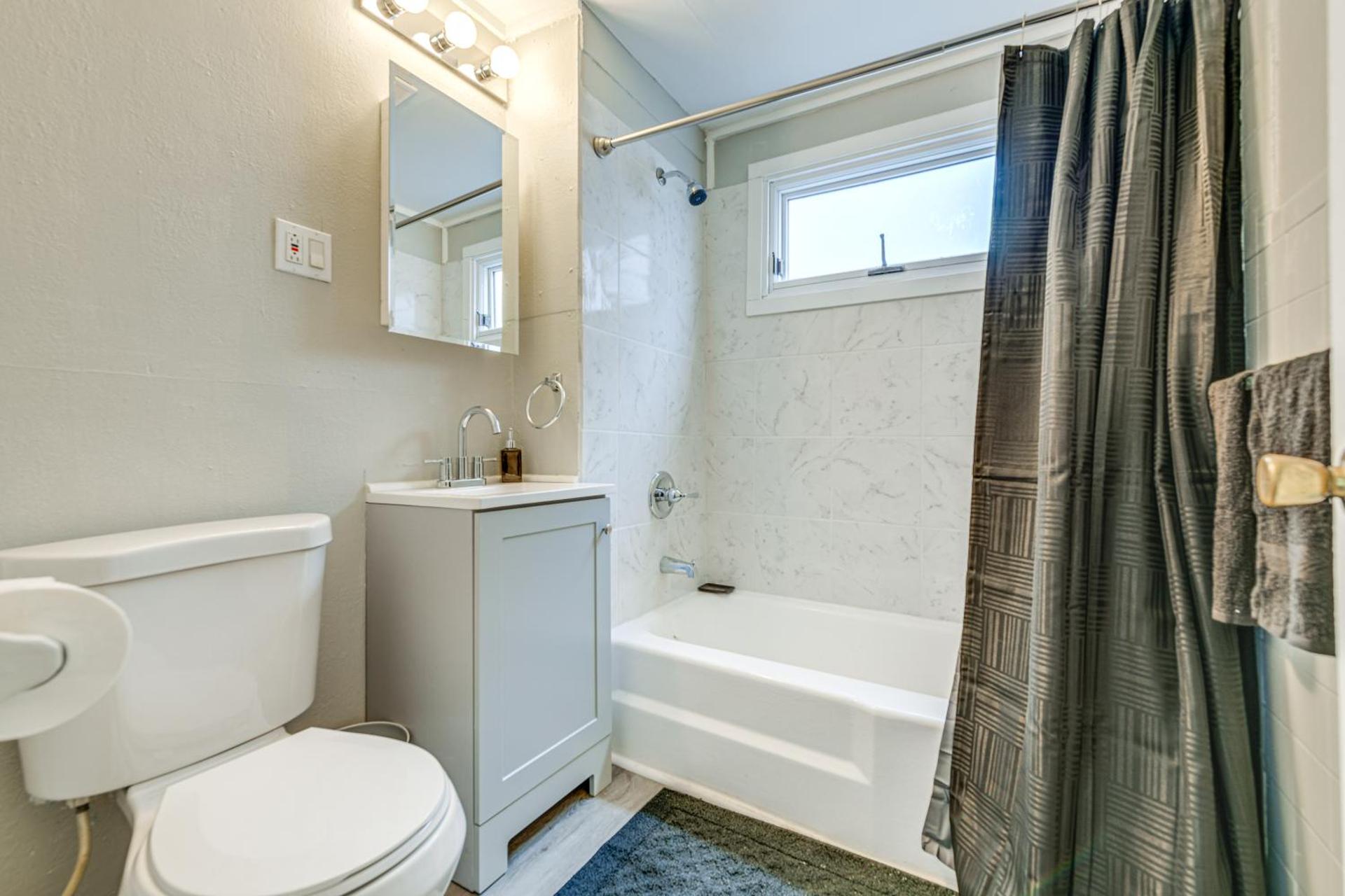 6 Mi to Dtwn Attractions Buffalo Apartment!