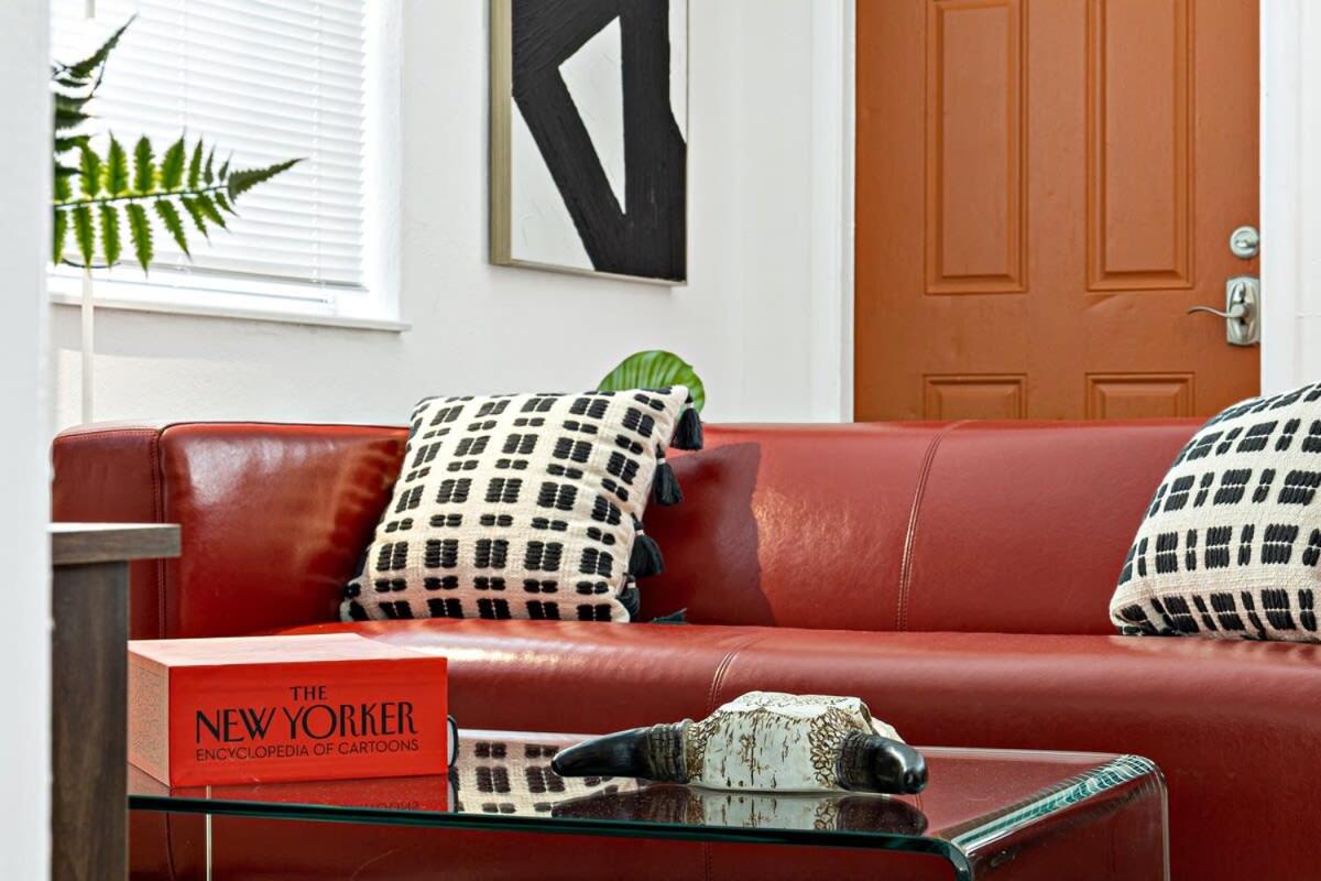 Lovely 2 BR condo with free parking on premises