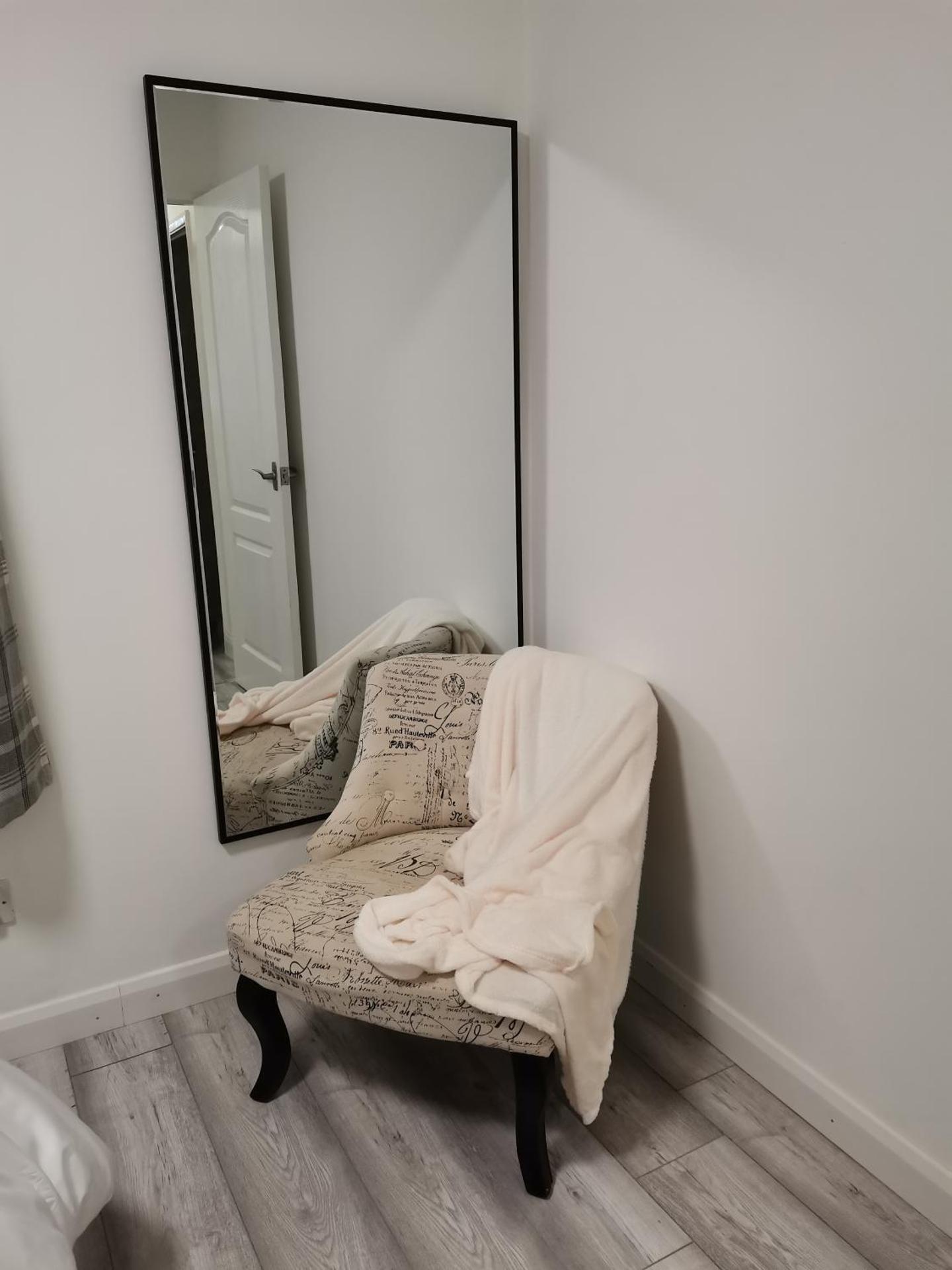 Newly Renovated Cosy 1 bed flat, 4 minutes walk to Town Centre, 3 minutes walk to the train station, Free parking, Modern, fresh and spacious living room, Netflix ready smart TV, Wifi