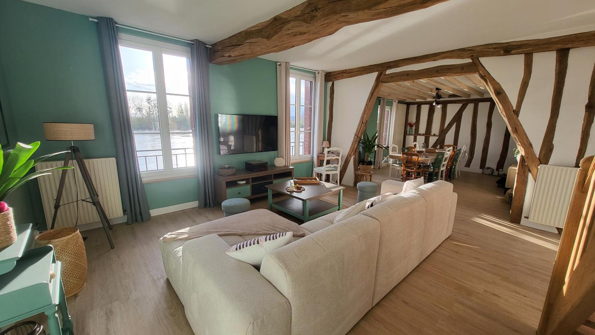 Communal lounge/ TV room