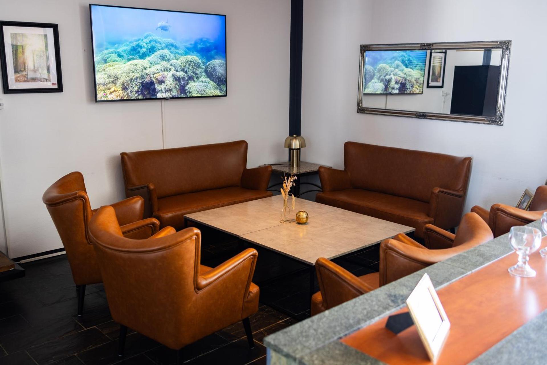 Communal lounge/ TV room