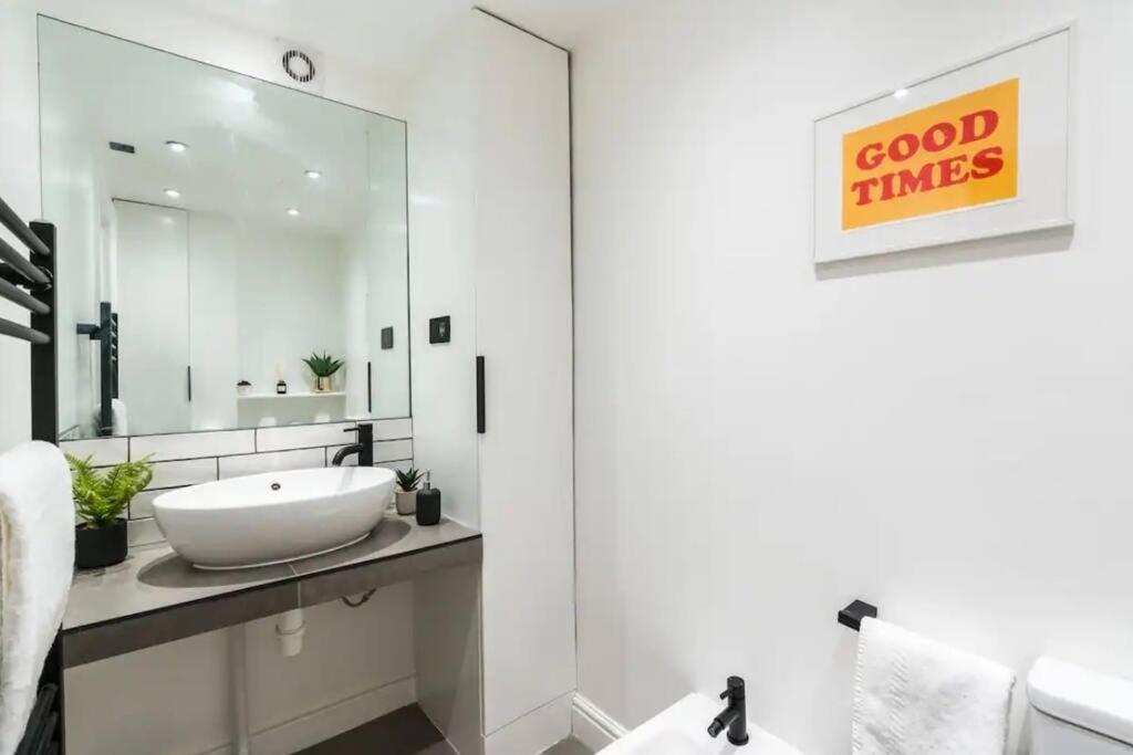 3 x Bedroom Riverside Flat with HOT TUB on Roof Terrace