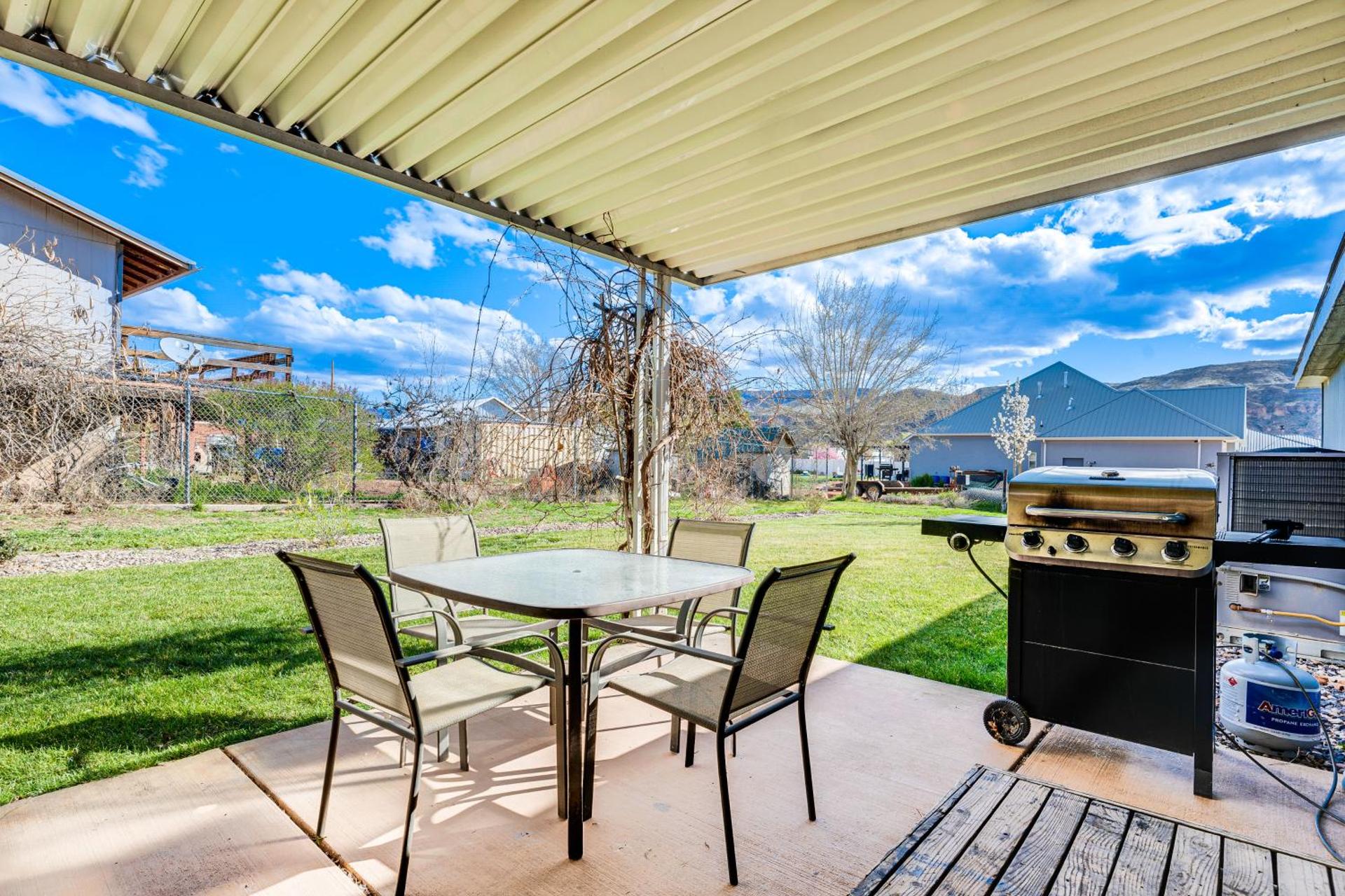 La Verkin Home with Yard, Covered Patio and Grill
