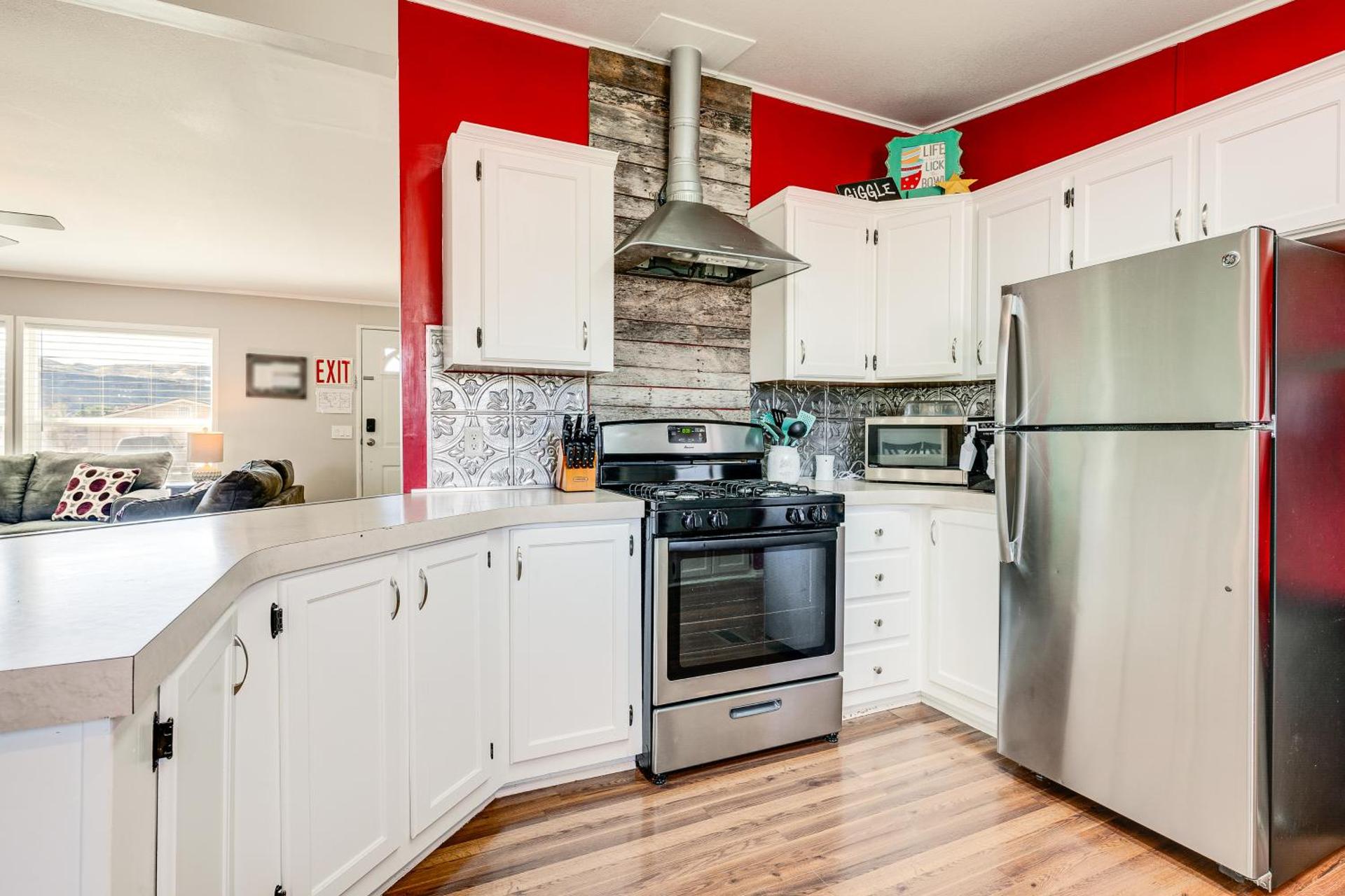 La Verkin Home with Yard, Covered Patio and Grill