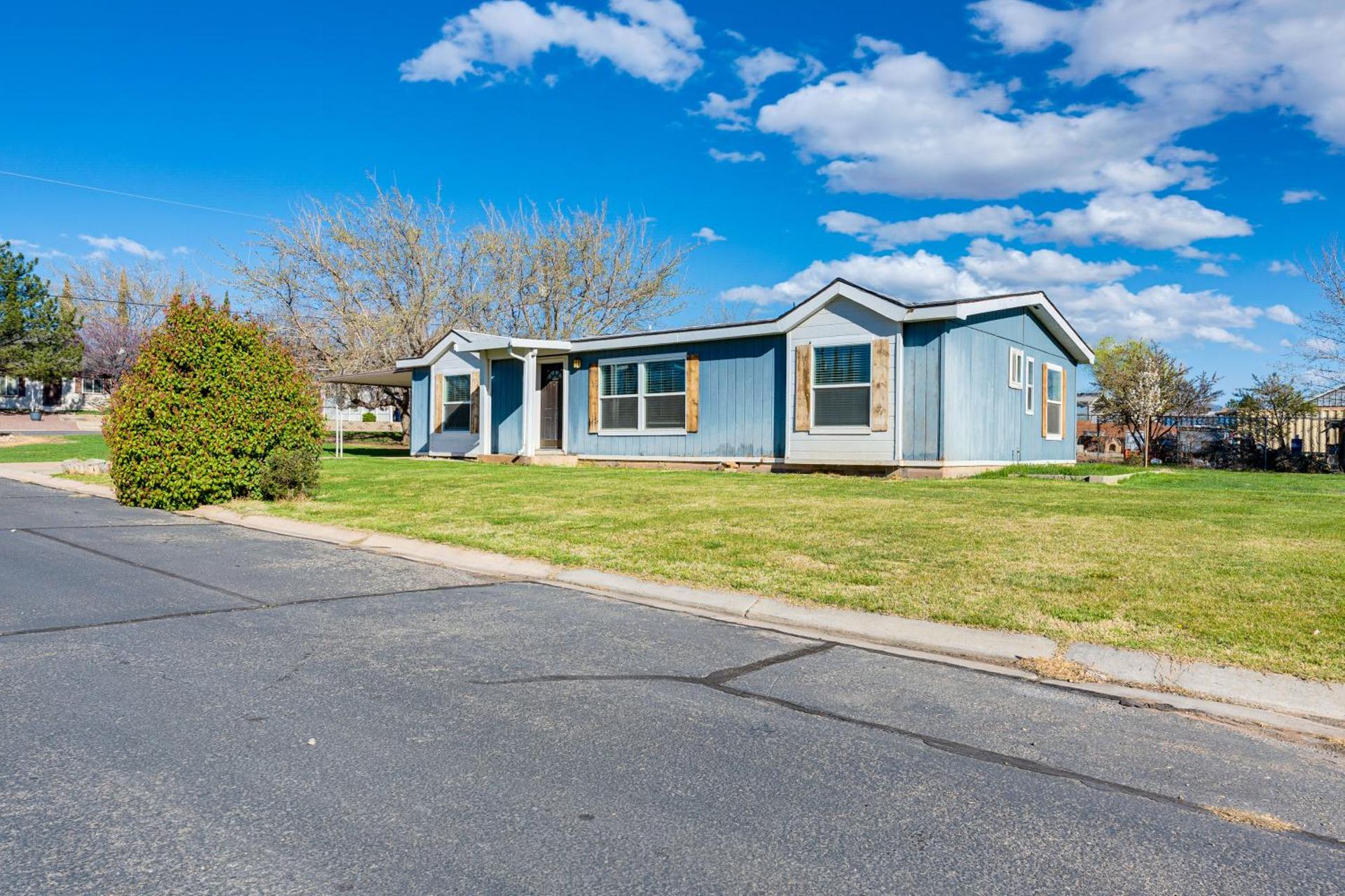La Verkin Home with Yard, Covered Patio and Grill