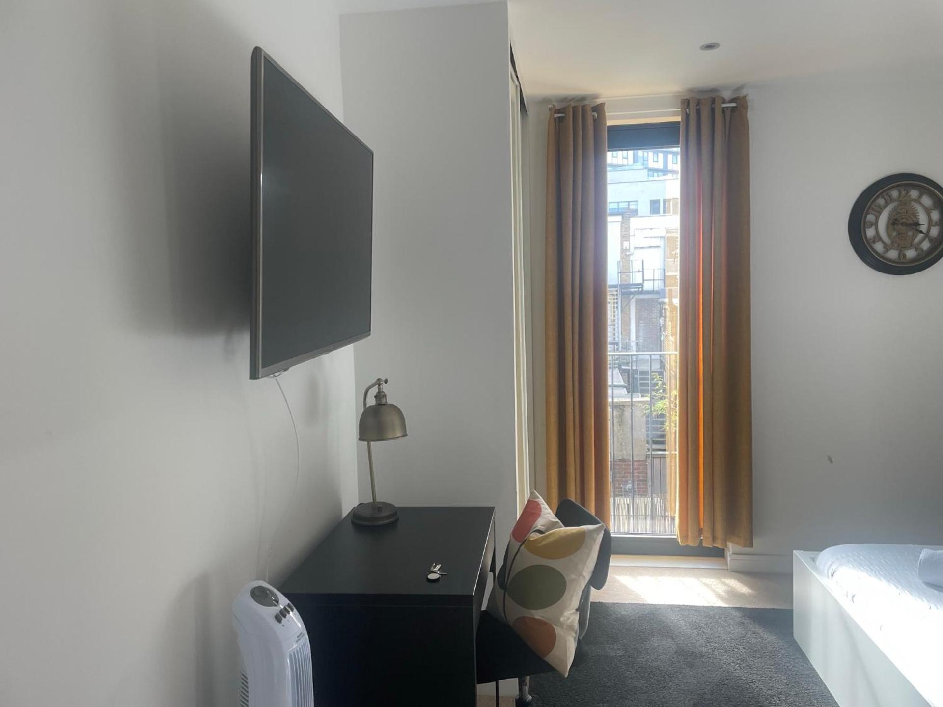 Modern en-suite room and self catering in london