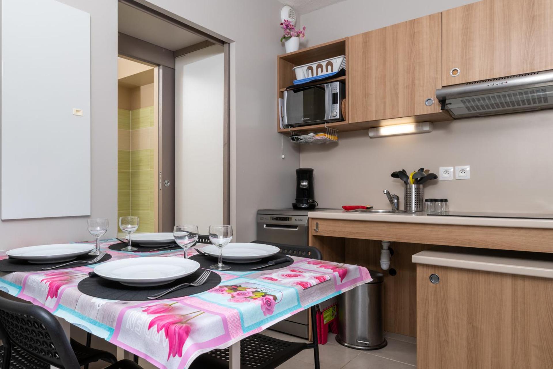 Kitchen or kitchenette