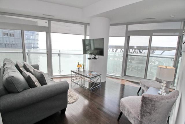 Presidential 2+1BR Condo, Entertainment District (Downtown) w/ CN Tower View, Balcony, Pool & Hot Tub
