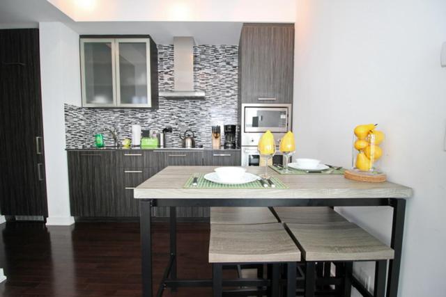 Presidential 2+1BR Condo, Entertainment District (Downtown) w/ CN Tower View, Balcony, Pool & Hot Tub