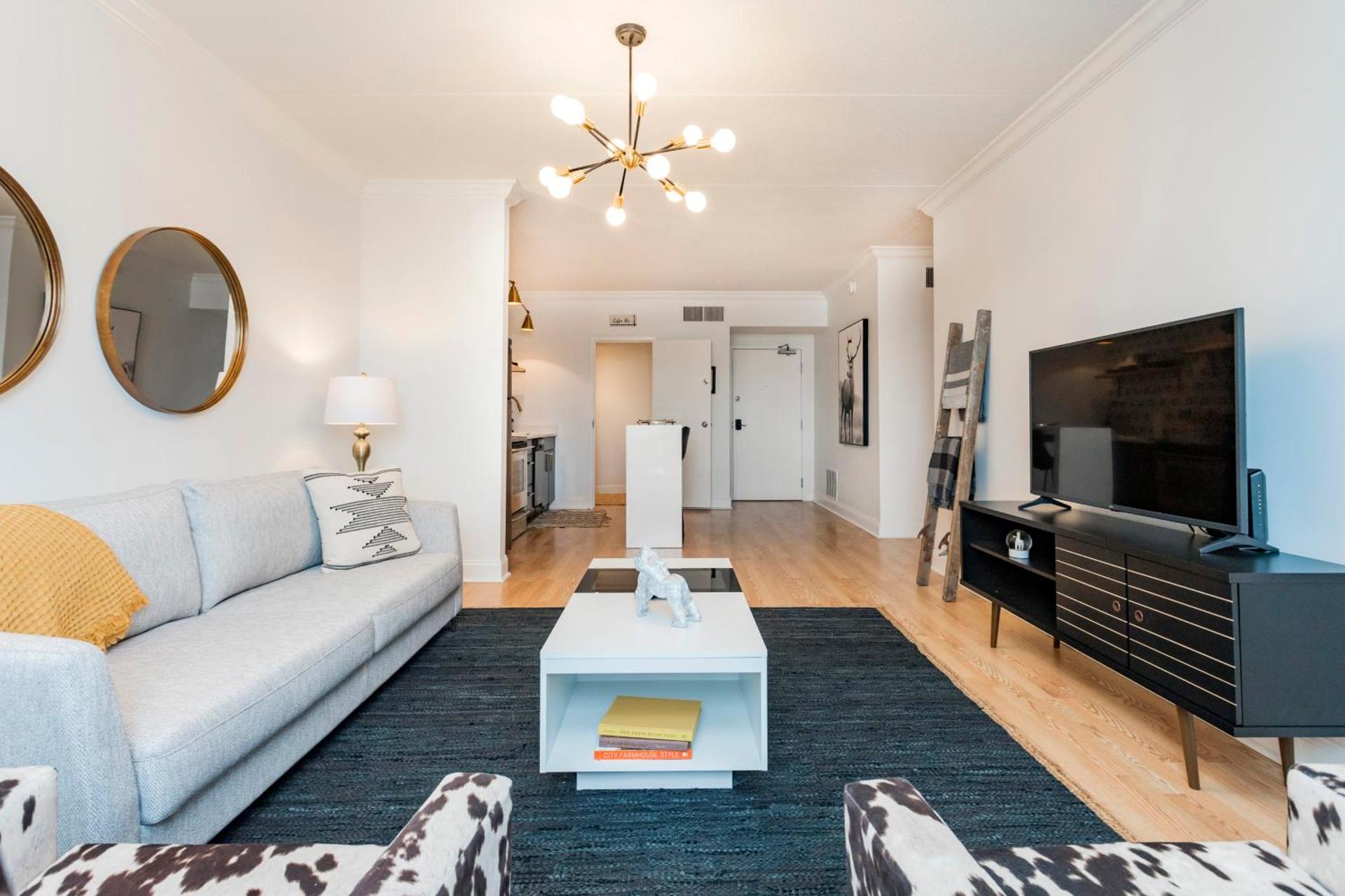 Music City Holiday, on Music Row, has POOL & Free Parking