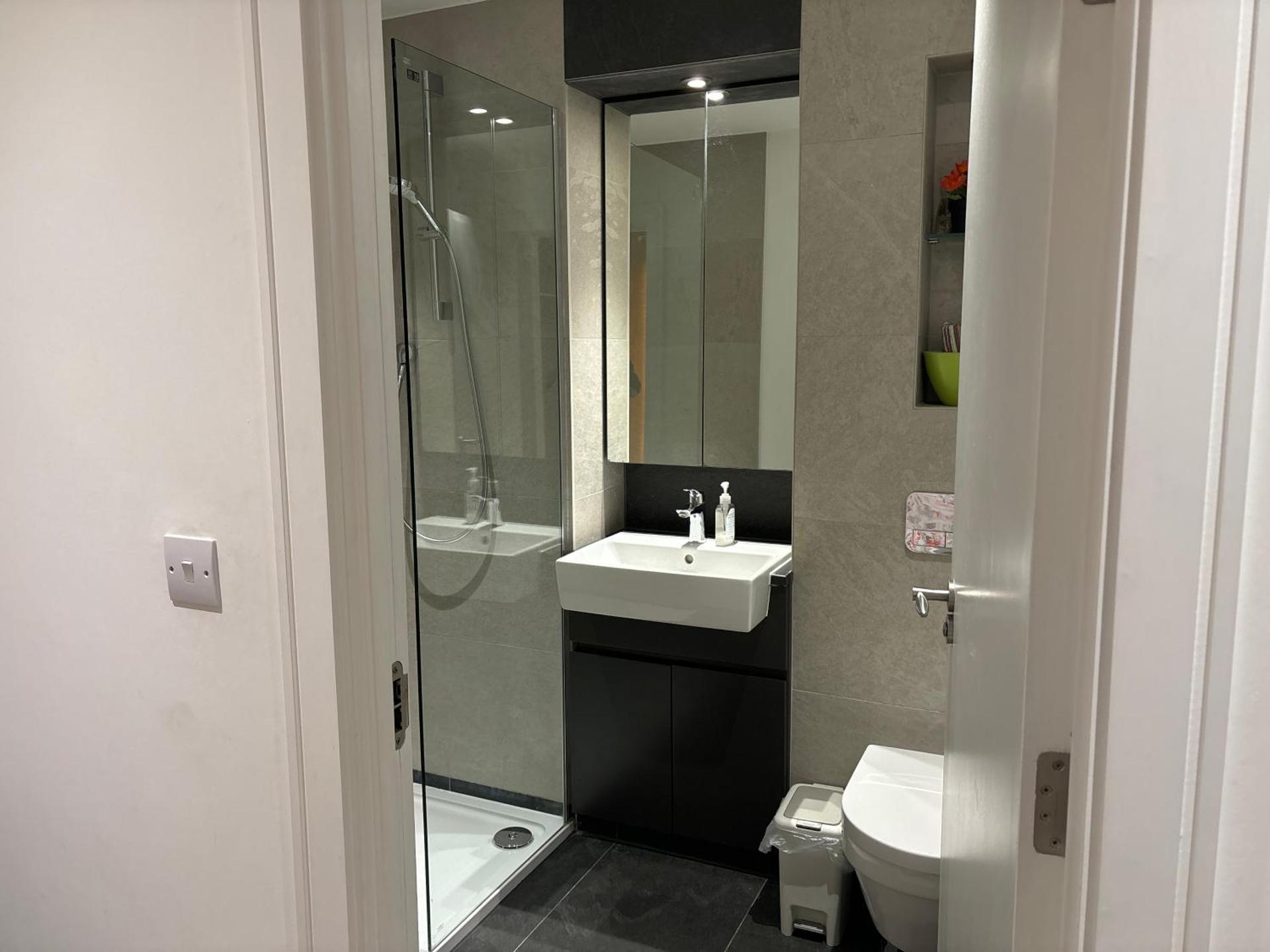 Modern en-suite room and self catering in london