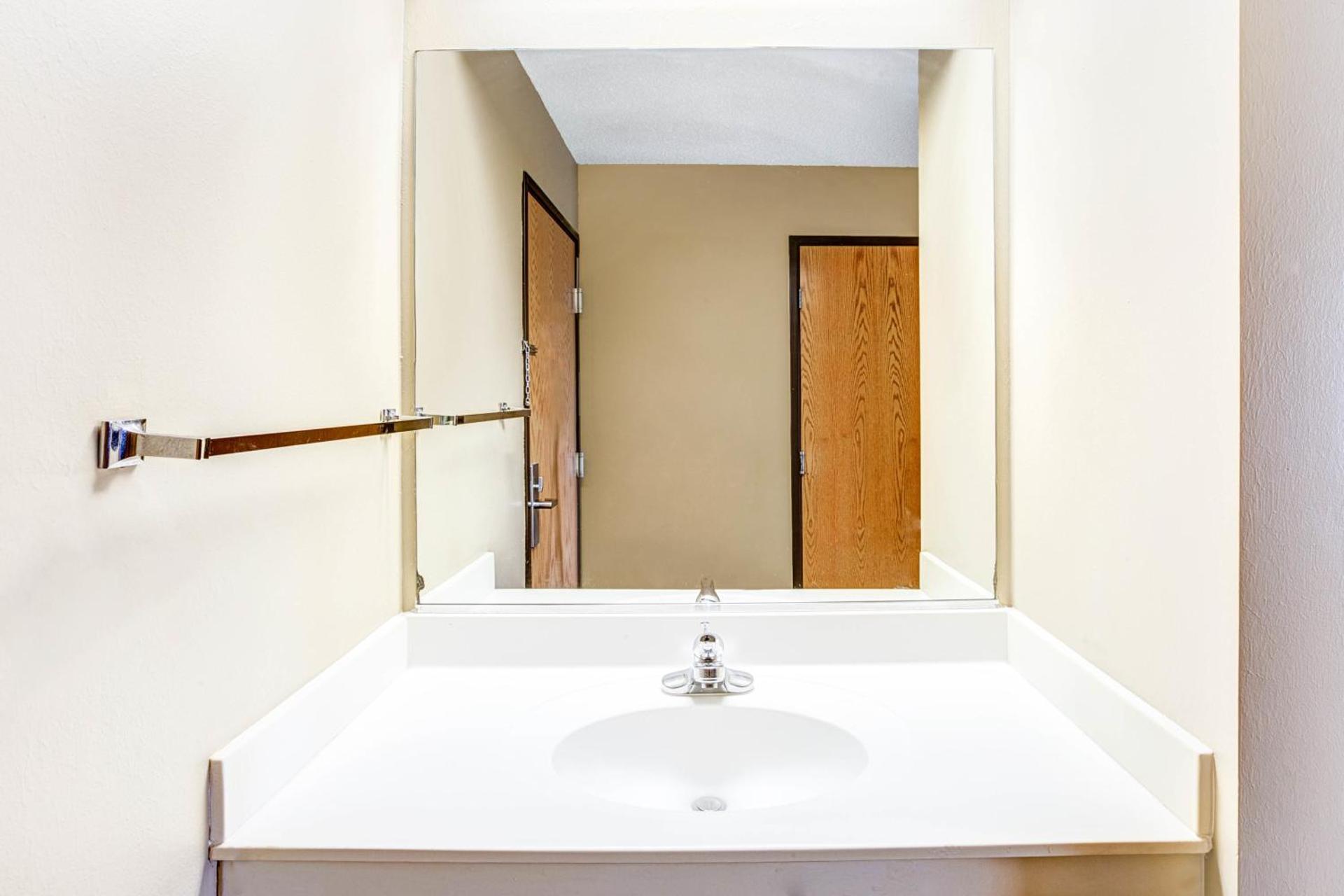 Queen Room - Disability Access - Non-Smoking