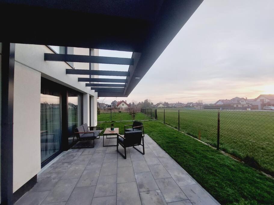 Przestronny apartament, ogródek, bezpłatne miejsca postojowe w garażu, AWG APARTMENTS