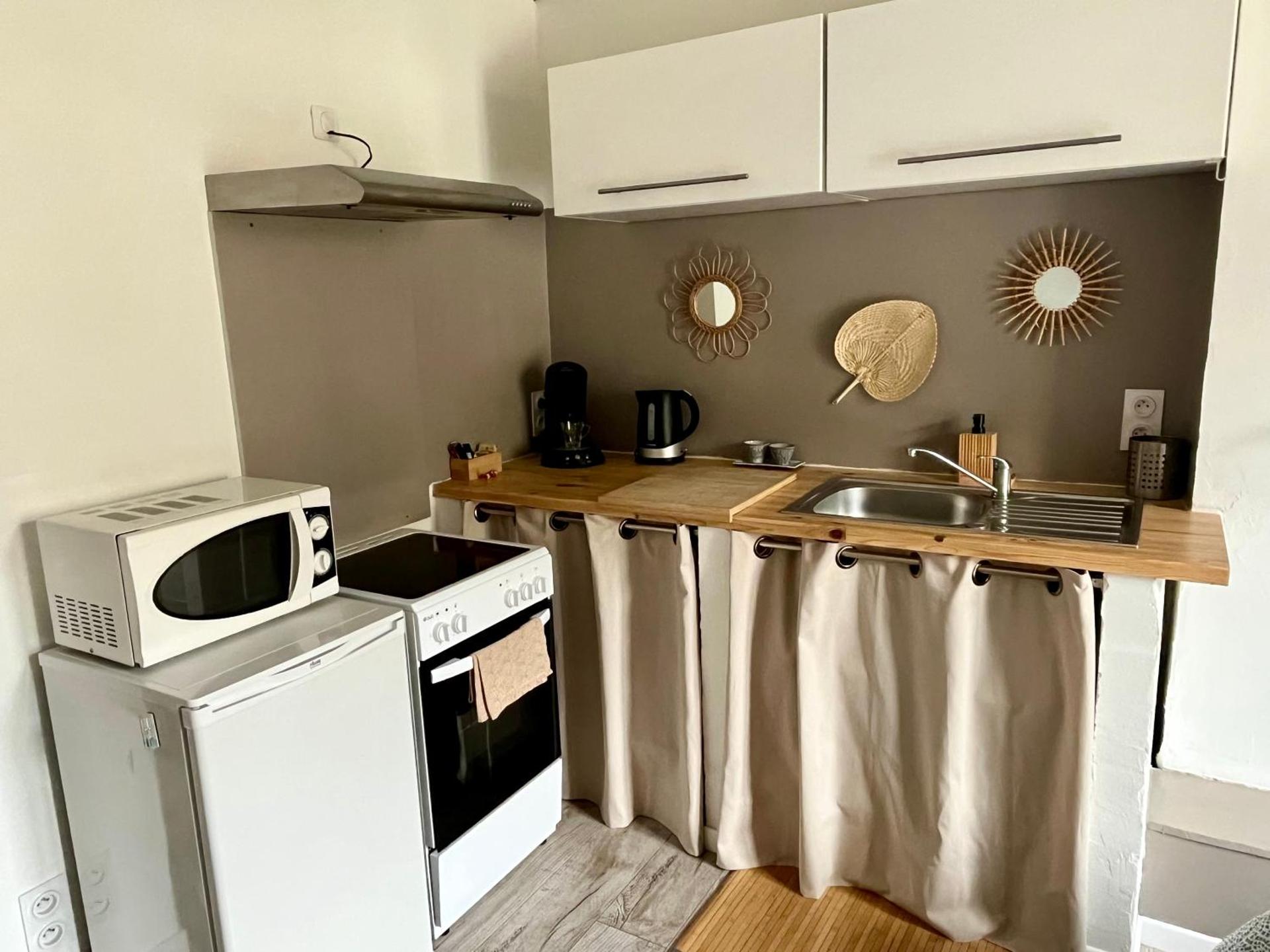 Les Glycines, charmant studio au calme dans bâtisse de Maître proche du centre ville parking gratuit