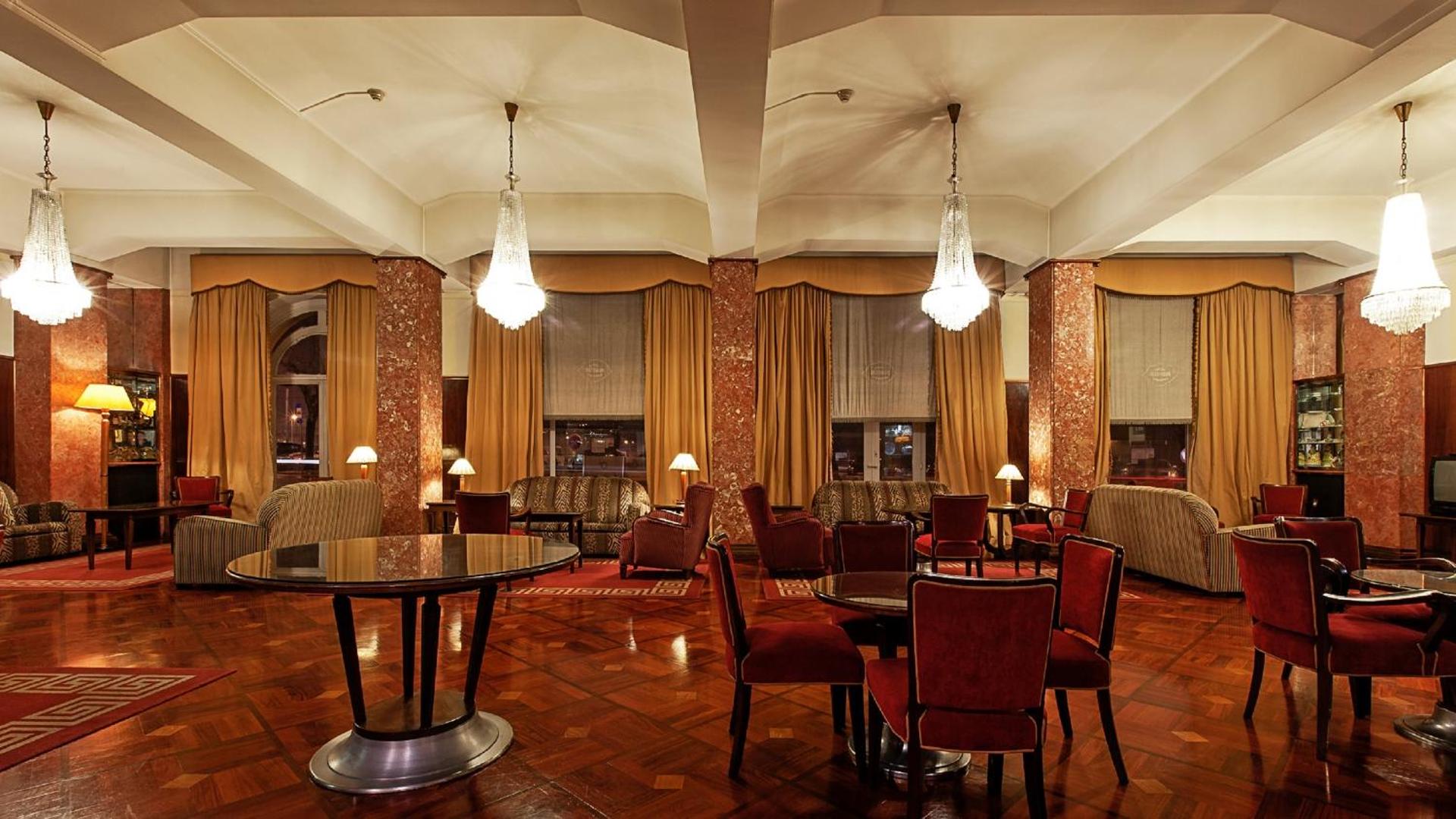 Communal lounge/ TV room