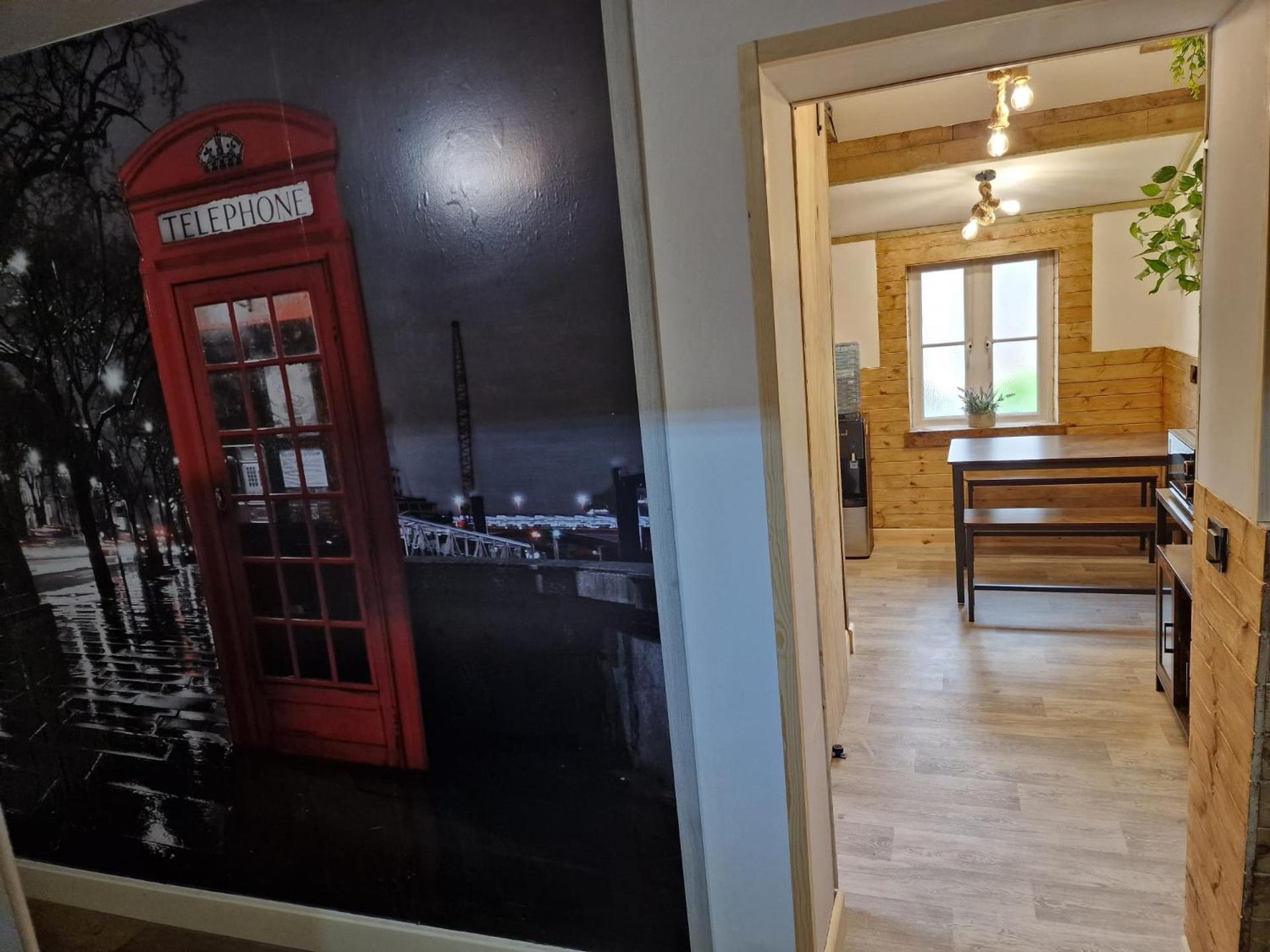 Two-Bedroom Cosy Country Lodge with Private Patio