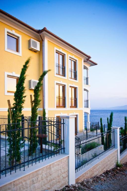 Beachfront apartment with pool, panoramic sea view - by Traveler tourist agency Krk - ID 2390