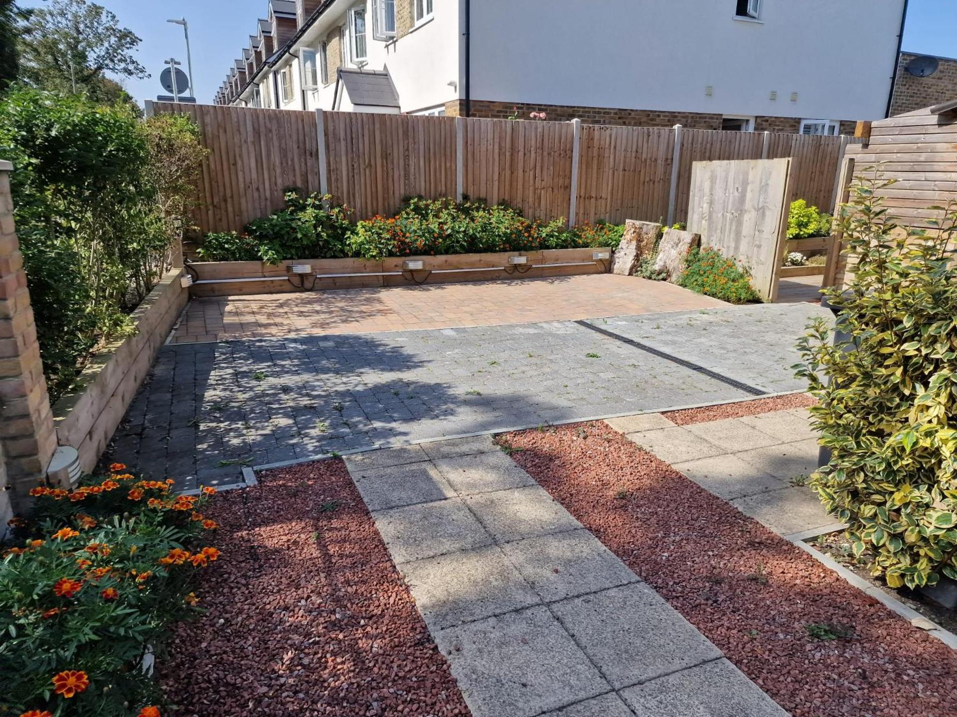 Two-Bedroom Cosy Country Lodge with Private Patio