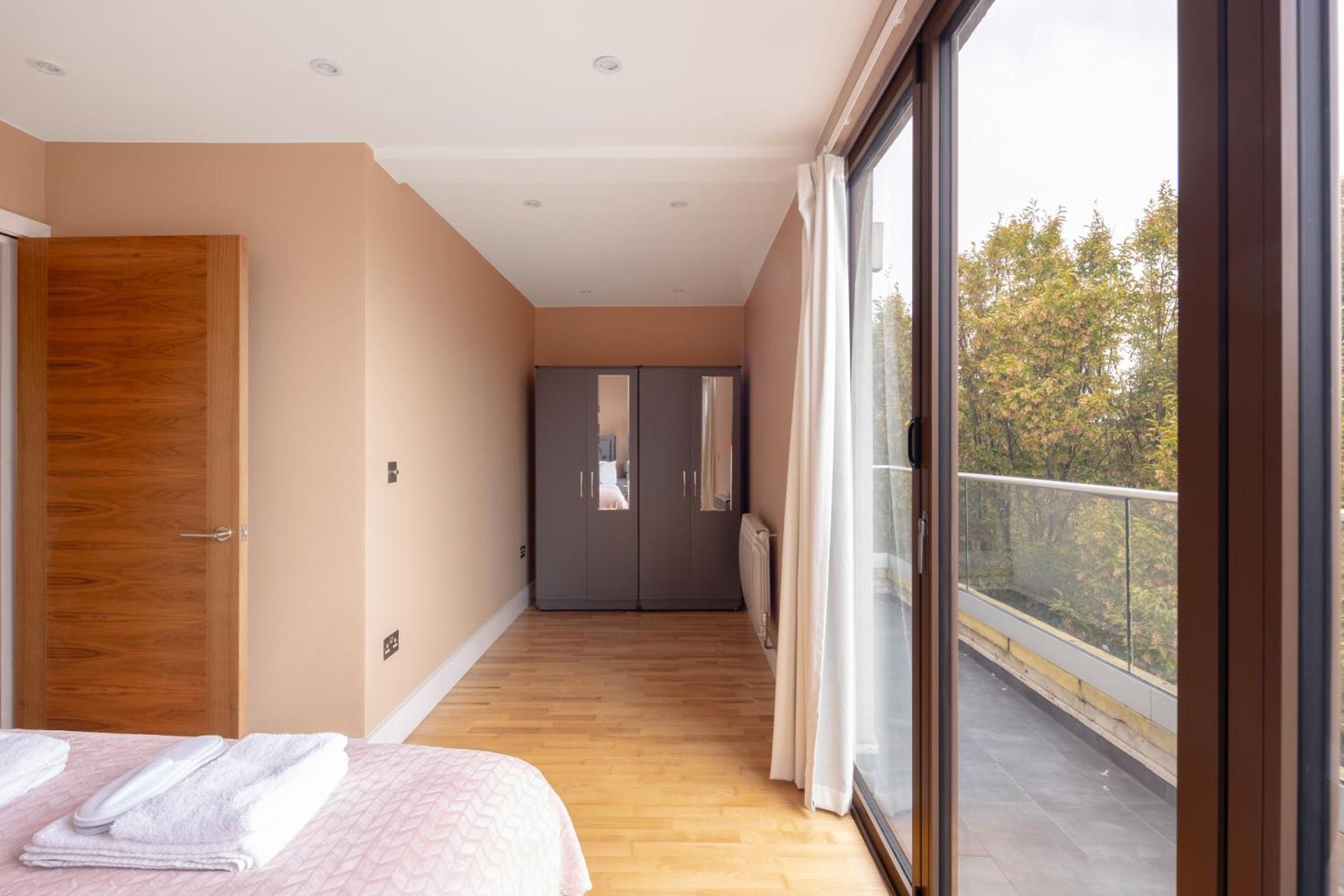 Charming One-Bedroom Retreat in Kingston KT2, London