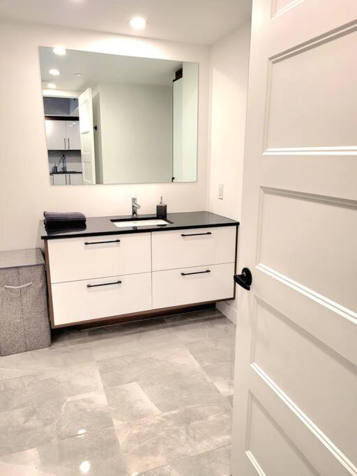 Condo moderne, centre-ville piscine, terrasse, gym