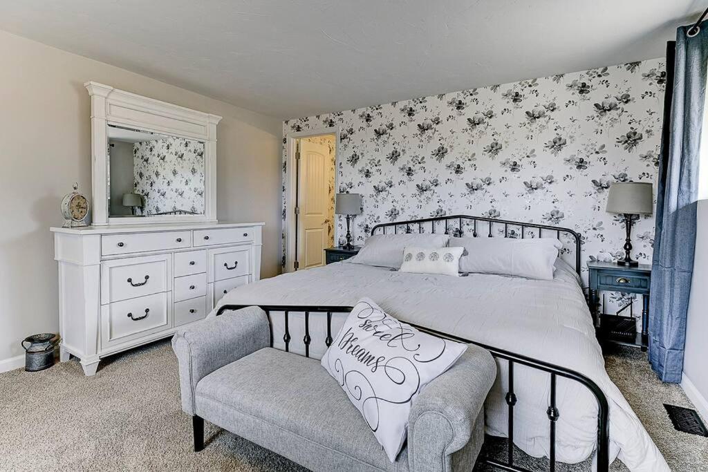 Stay in a Historic Gold Mine Town w/Mountain Views