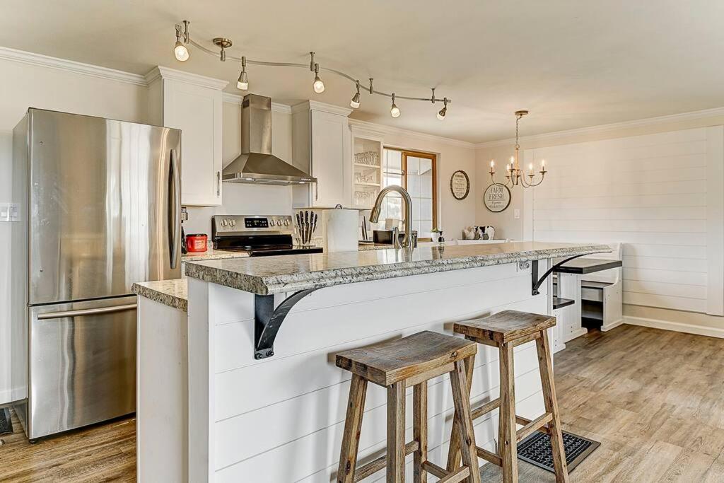 Stay in a Historic Gold Mine Town w/Mountain Views