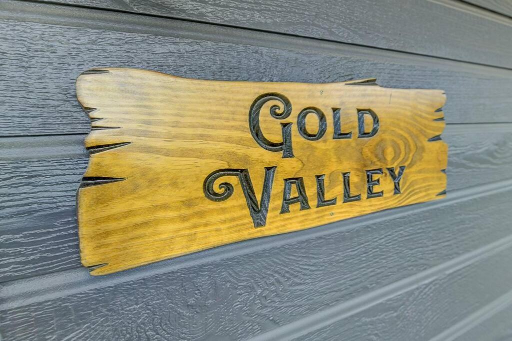 Stay in a Historic Gold Mine Town w/Mountain Views