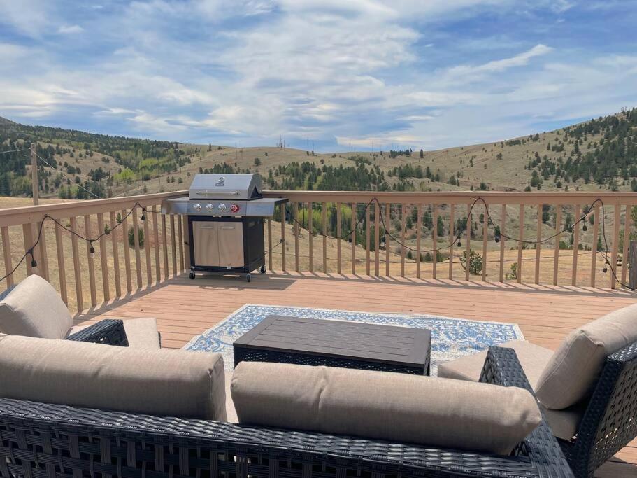 Stay in a Historic Gold Mine Town w/Mountain Views