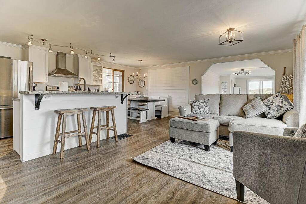 Stay in a Historic Gold Mine Town w/Mountain Views