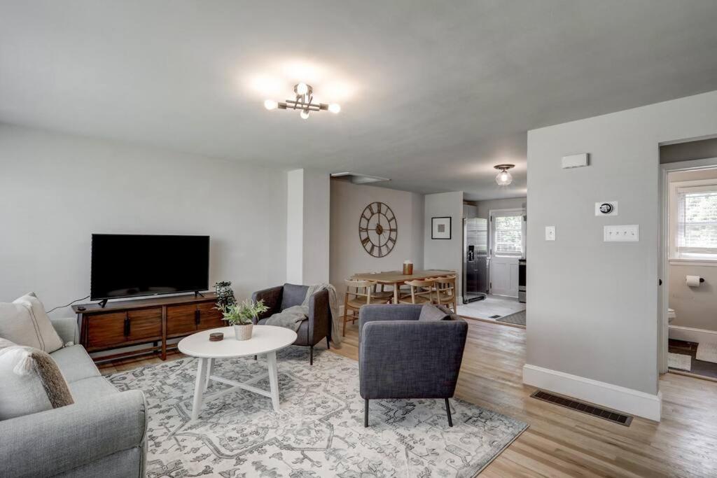 Renovated 2 BR home close to Lancaster attractions