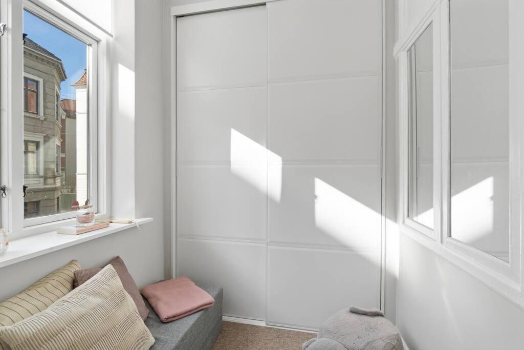 City center apartment w/ large private balcony