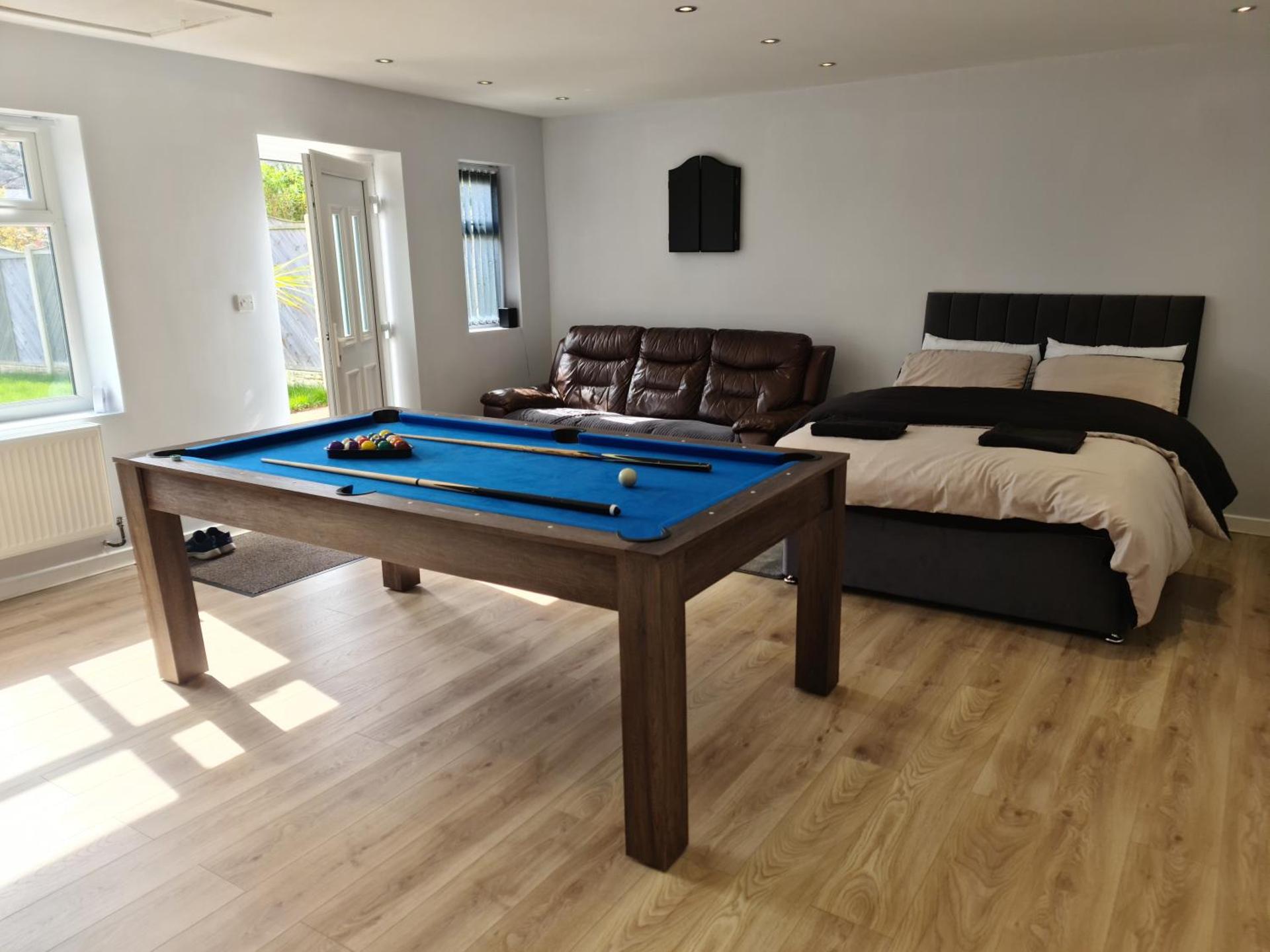 Detached Flat in Leeds, Free WIFI and parking, Pool table, 75 inch tv, Netflix