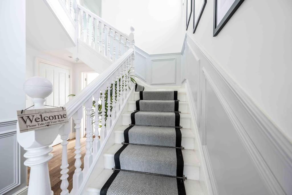 The Lymington Hub Slps 13 hot tub/chef/spa