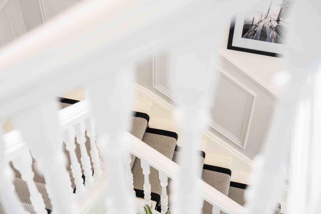 The Lymington Hub Slps 13 hot tub/chef/spa