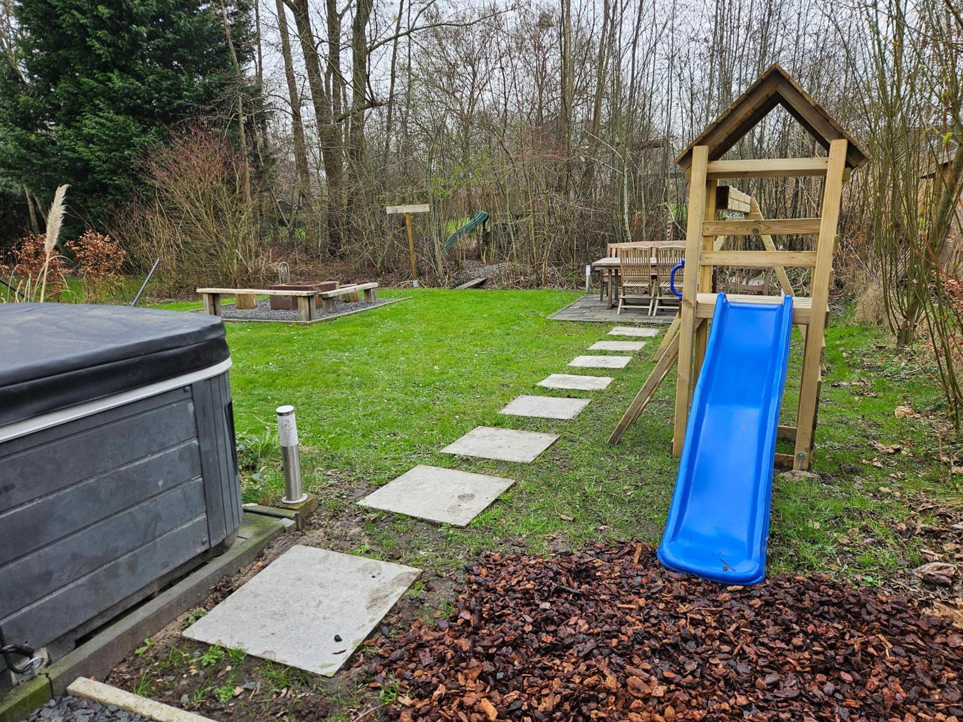 Family home, large garden, playground kids, firepit, terraces, sleeps max 7 and 1 babycot, kids playroom inside